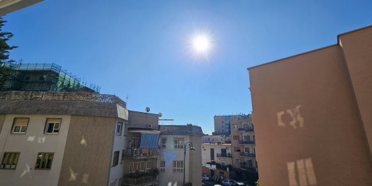 Chiaia Via Tasso parte alta 4 vani doppi accessori e balconata