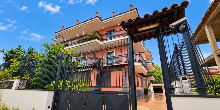 Residenza Mediterranea con Cancello in Ferro Battuto