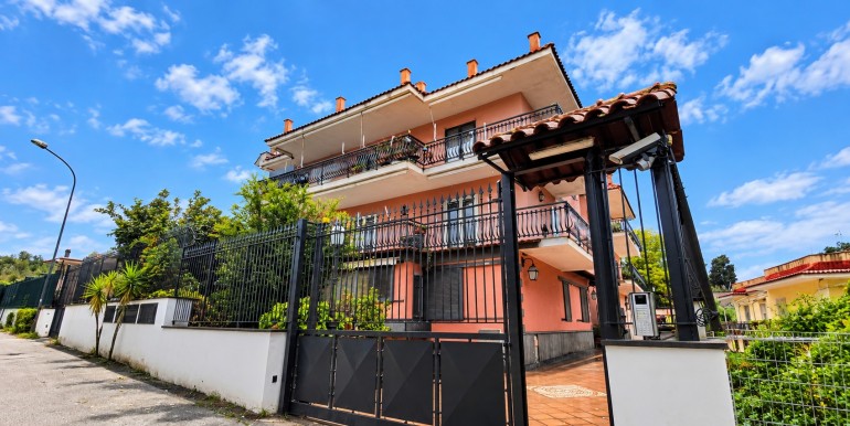 Villa Mediterranea con Cancello in Ferro Battuto