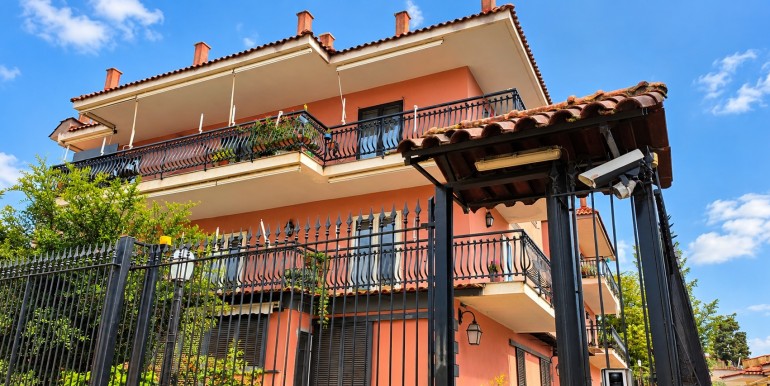 Villa mediterranea tra balconi e cancelli