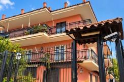 Villa mediterranea tra balconi e cancelli