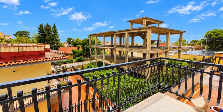 Vista urbana soleggiata dal balcone